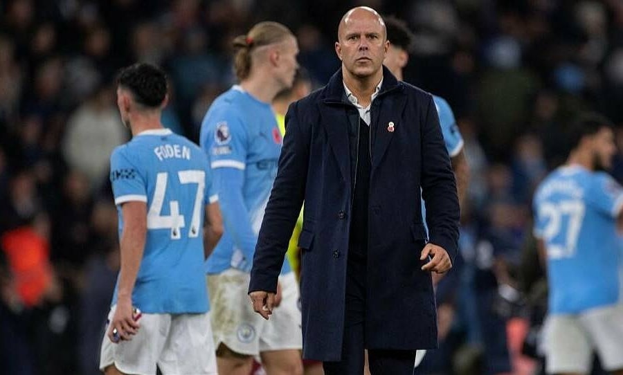 Carragher: 'Liverpool tuột dốc vì Slot thích chơi đẹp'