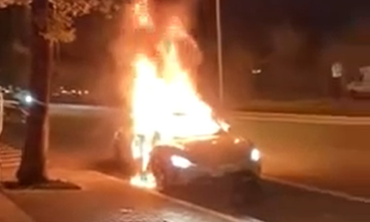 Xe điện Xiaomi bốc cháy khi vừa dỡ xuống từ xe kéo