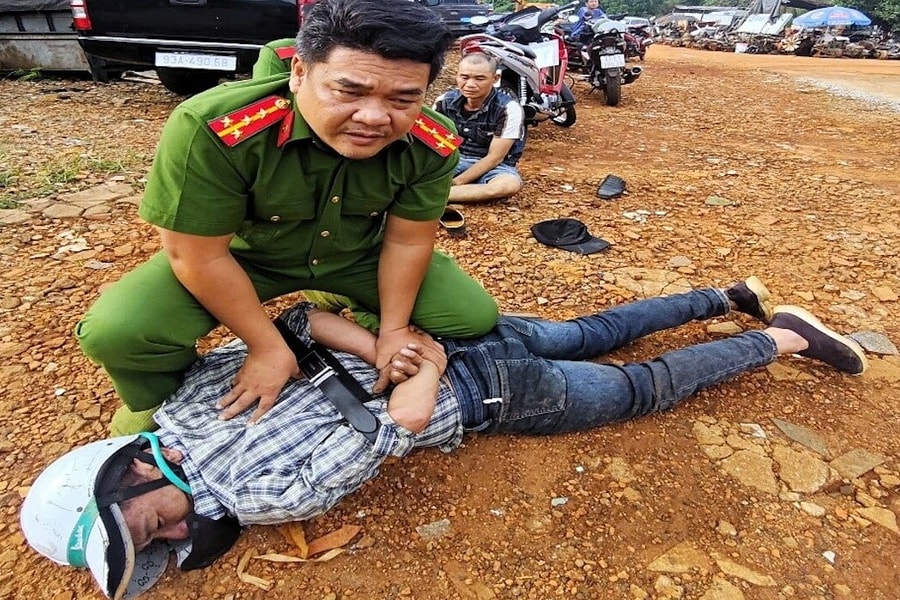 Cảnh sát quật ngã tên trộm sau 5 km truy đuổi
