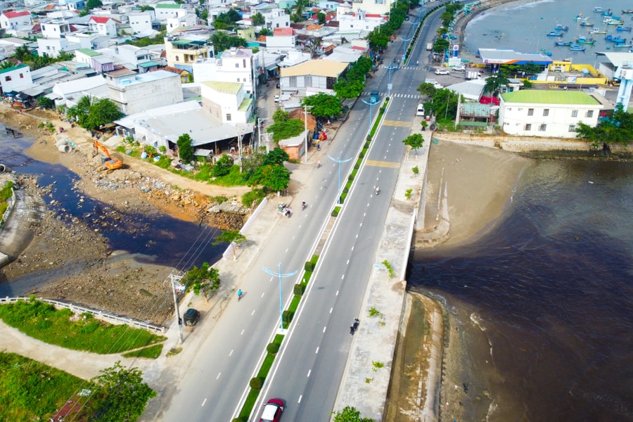 Nước thải từ bãi rác trên núi chảy ra biển Nha Trang