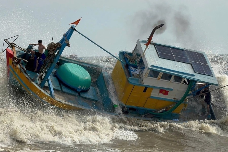 Sóng đánh chìm 6 tàu ở Lâm Đồng