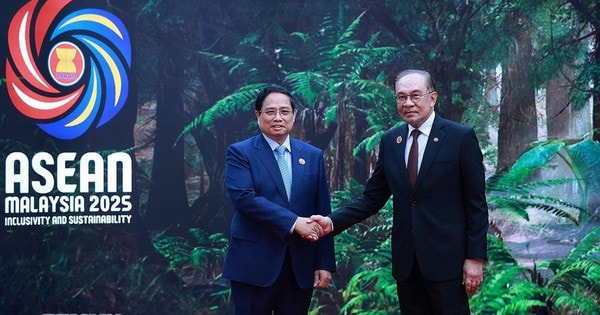 Thủ tướng Malaysia đón Thủ tướng Phạm Minh Chính dự Hội nghị cấp cao ASEAN