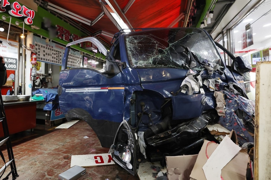 Hàn Quốc: Xe tải đâm vào chợ, 20 người thương vong