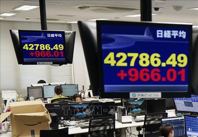 Chứng khoán châu Á phản ứng tích cực khi Chính phủ Mỹ nối lại hoạt động