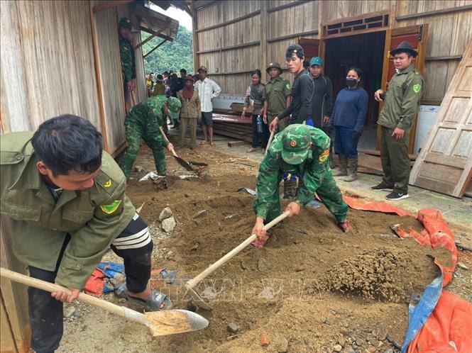 Di chuyển nguyên vẹn 4 ngôi nhà vùng nguy cơ sạt lở núi đến nơi an toàn