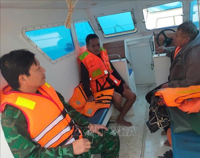 Cứu 3 ngư dân bị chìm tàu cá trên biển