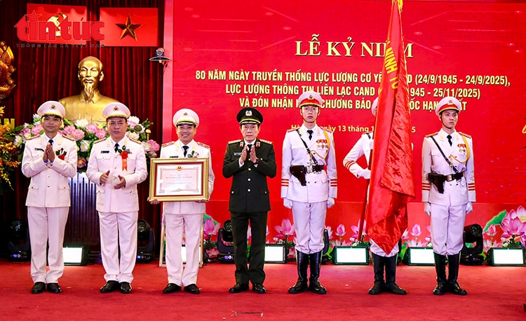 Lực lượng Cơ yếu và Thông tin liên lạc đón nhận Huân chương Bảo vệ Tổ quốc hạng Nhất