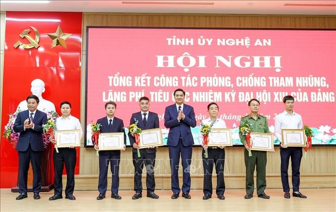 Phòng, chống tham nhũng gắn với công tác xây dựng, chỉnh đốn Đảng