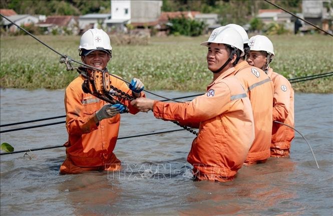 Điện lực miền Trung khôi phục gần 100% điện sau bão số 13