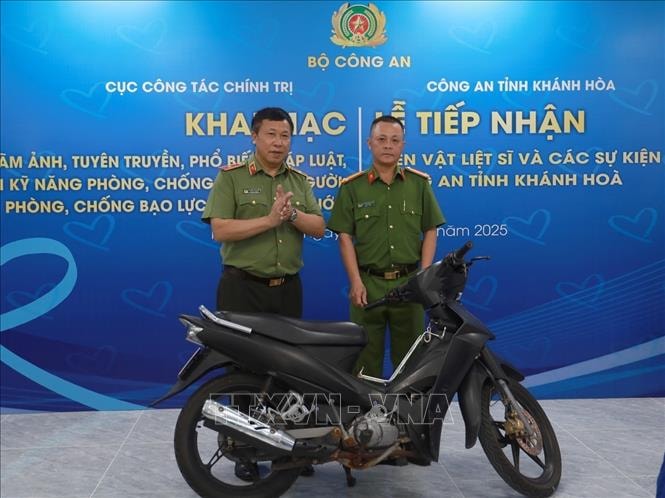 Tiếp nhận hiện vật trưng bày tại Bảo tàng