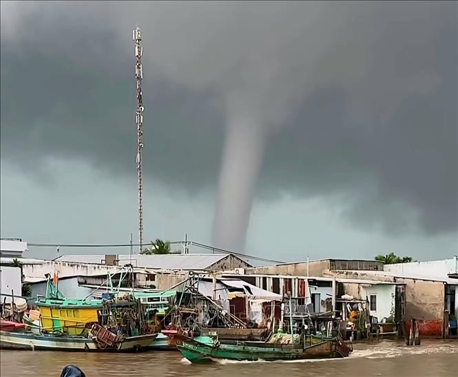 Xuất hiện vòi rồng trên vùng biển Cà Mau