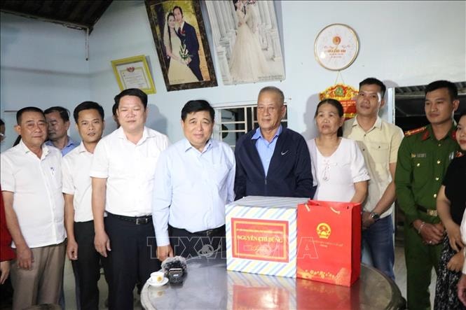 Phó Thủ tướng Nguyễn Chí Dũng thăm và tặng quà các hộ dân bị ảnh hưởng mưa lũ tại Huế