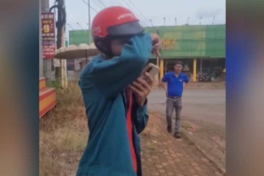 Vừa mua xe một ngày thì bị trộm mất, nam shipper khóc nấc ngay trên đường