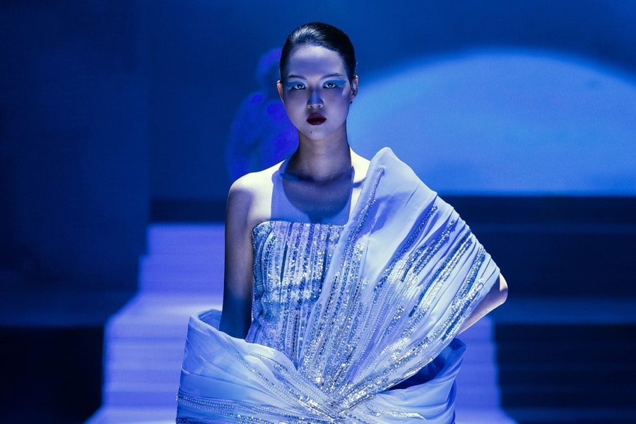 Đầm xa xỉ của nhà mốt Singapore trên sàn diễn Hà Nội