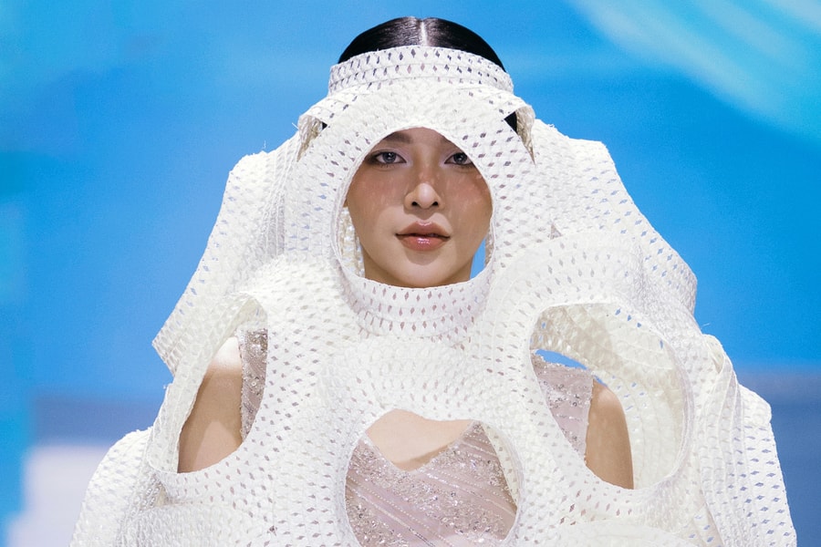 Hoa hậu Thanh Thủy catwalk với phong cách siêu thực