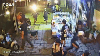 Nhóm thiếu niên cầm mã tấu đập phá quán cà phê