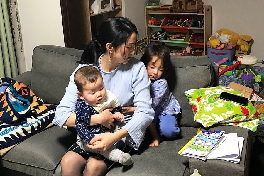 'Lương đủ sống nhưng không nuôi nổi hai con'