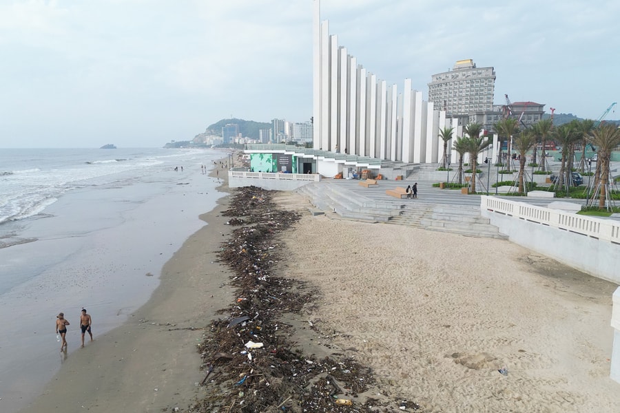 Rác ngập bờ biển dọc công viên nghìn tỷ ở Vũng Tàu