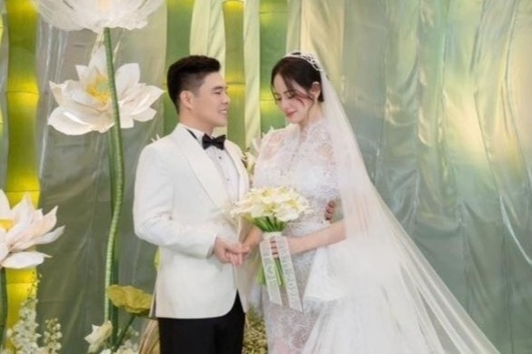 Hương Liên chơi đàn, được chồng bế bổng trong lễ cưới