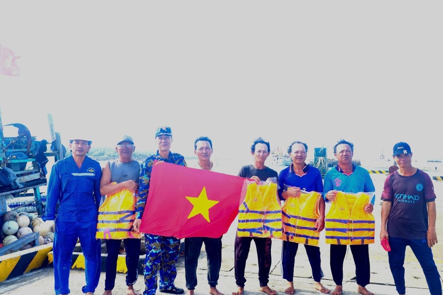 Hải quân kịp thời hỗ trợ ngư dân khắc phục sự cố trên biển
