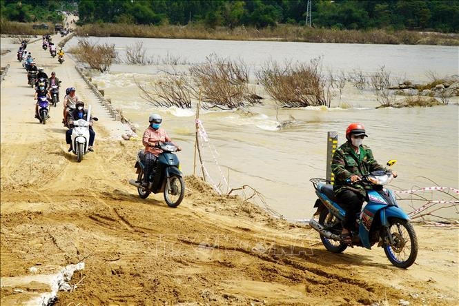 Thông tuyến tạm thời cầu tràn Thạch Nham trên tuyến ĐT.623B