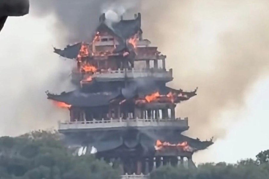 Hỏa hoạn khiến ngôi chùa 1.500 năm tuổi bị đổ sập, nghi do khách thắp hương