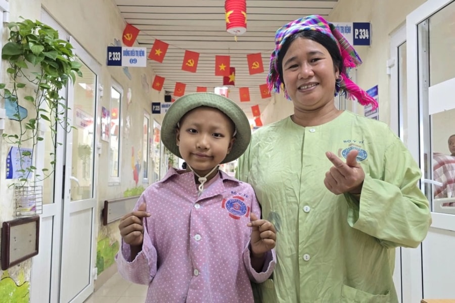 Bé gái 10 tuổi và sự hồi sinh kỳ diệu từ đôi chân ghép xương