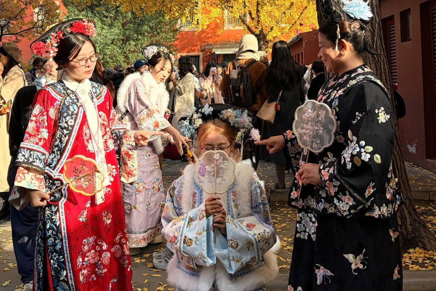 Khách Việt kể 'một mét vuông 10 công chúa chụp ảnh' ở Tử Cấm Thành