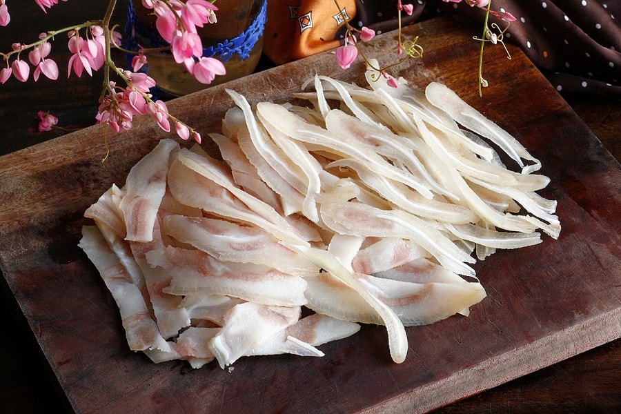 Vì sao nên cho giấm khi luộc tai heo?