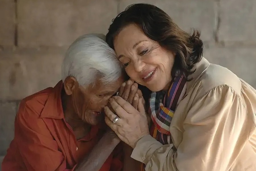 Tiểu thư gia tộc giàu nhất thế kỷ 20 'biến nỗi đau thành vàng ròng'