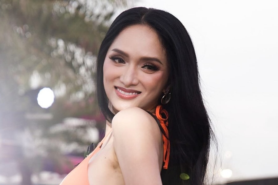 Hương Giang diễn áo tắm cùng thí sinh Miss Universe
