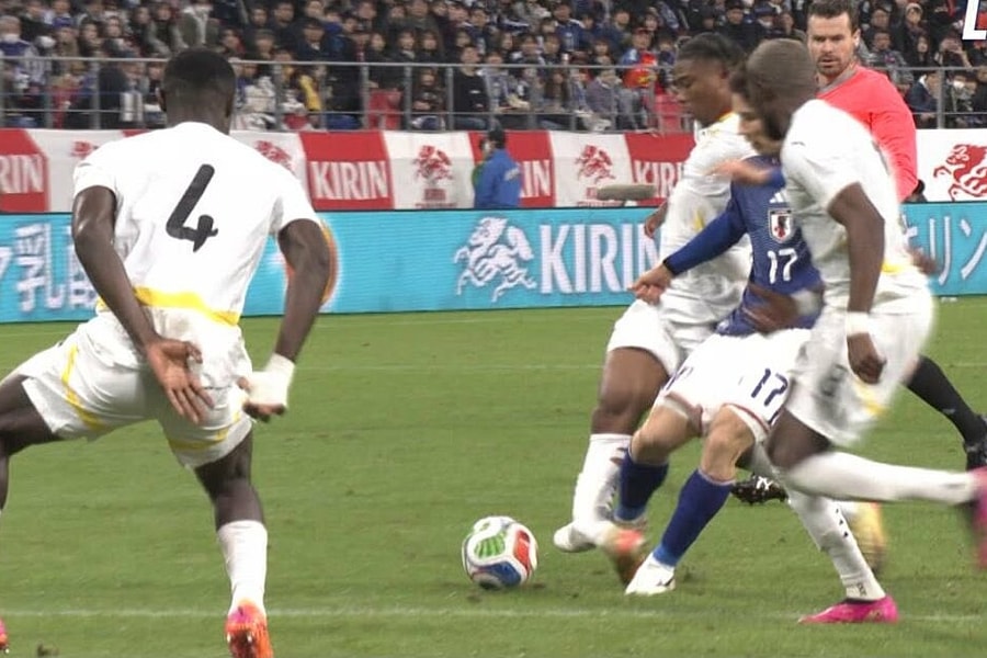 Tuyển thủ Nhật Bản sút gãy chân đối thủ