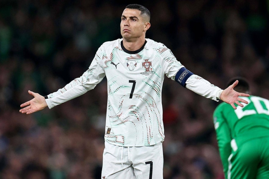 Truyền thông thế giới sốc sau cú giật cùi chỏ của Ronaldo