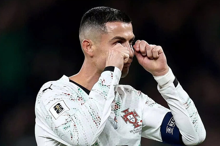 HLV Bồ Đào Nha: 'Ronaldo không bạo lực, chỉ đẩy đối thủ'