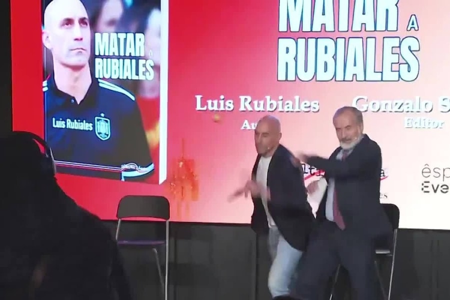 Cựu chủ tịch LĐBĐ Tây Ban Nha bị chú ruột ném trứng khi ra mắt sách