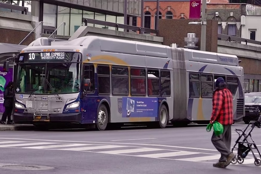 Người đàn ông lái trộm xe buýt, đón trả khách đầy đủ