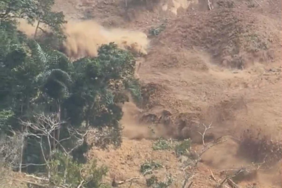 Đất lở như thác nước, nghi vùi lấp ba người