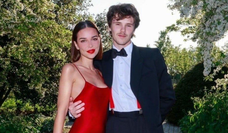 Con trai Beckham đắm đuối hôn bạn gái hơn 10 tuổi