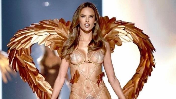 Thiên thần nội y mặc xuyên thấu trên phố