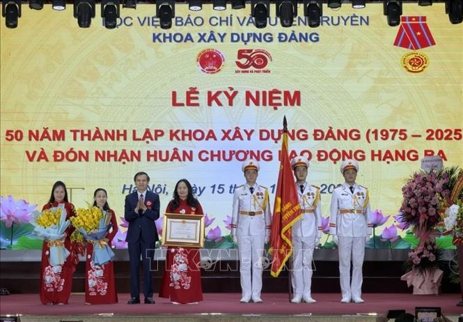 Gắn đào tạo, nghiên cứu với thực tiễn đấu tranh bảo vệ nền tảng tư tưởng của Đảng
