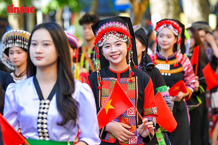 Sắc màu áo dài và cổ phục lan tỏa tại Hồ Hoàn Kiếm