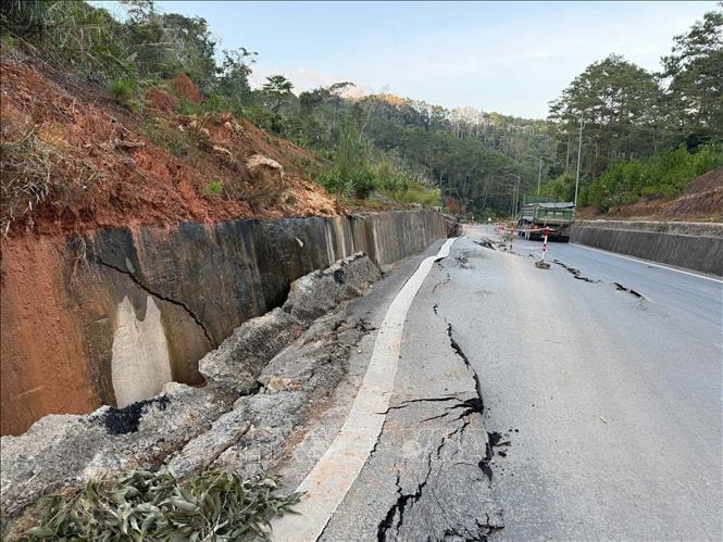 Quốc lộ 24 xuất hiện điểm sạt mặt đường nguy hiểm