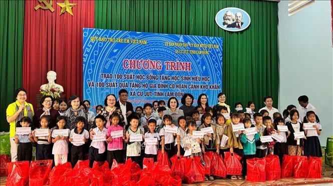 Trao học bổng cho học sinh nghèo và tặng quà gia đình khó khăn