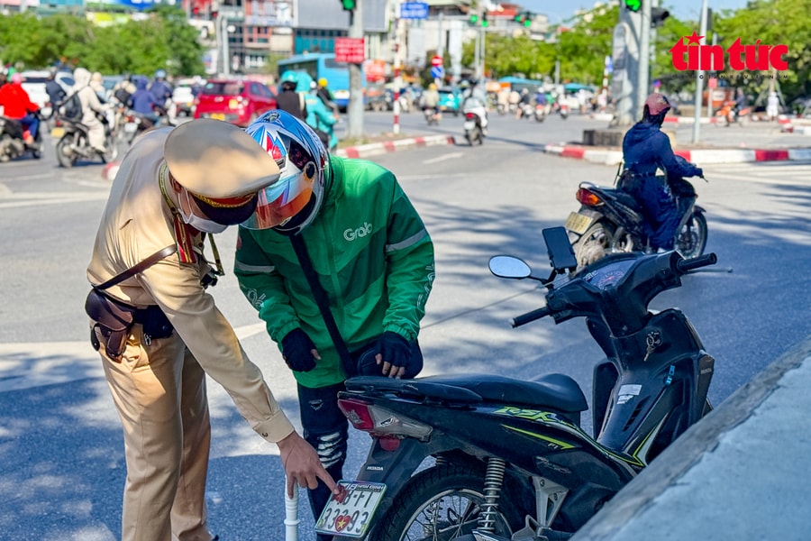 Hà Nội: Đồng loạt kiểm tra, xử lý hành vi vi phạm khi tham gia giao thông
