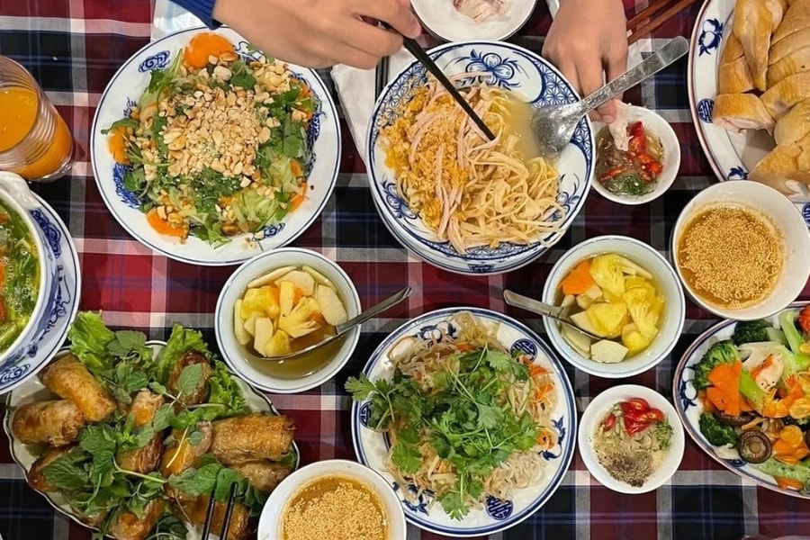 Mâm cỗ ở Bát Tràng 2,7 triệu đồng: Đắt ở chỗ ngồi, gấp đôi giá thường?