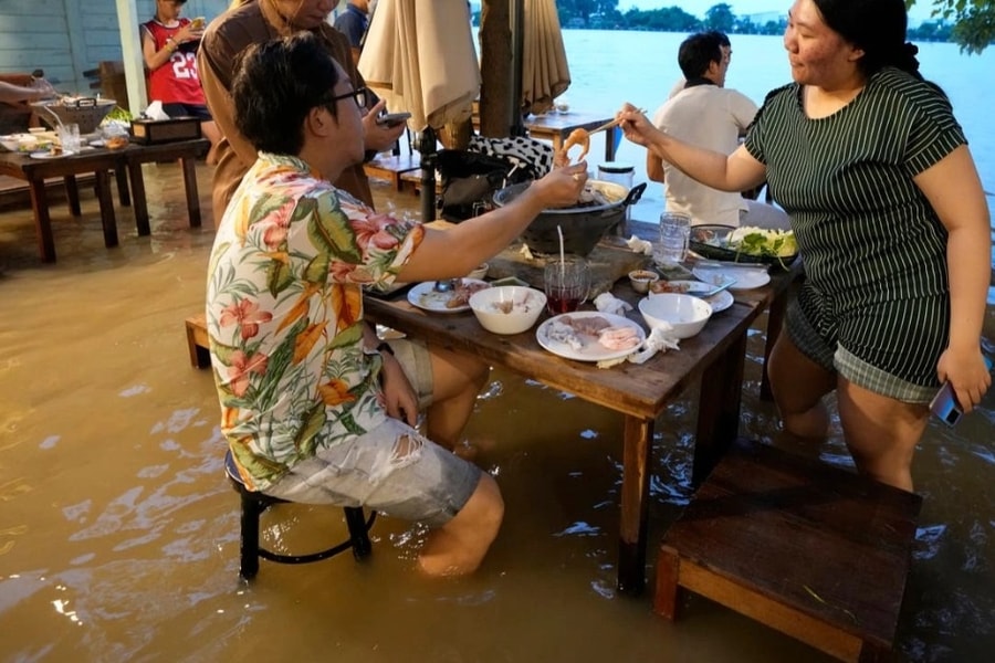 Nước lũ tràn vào ngập nhà, chủ tiệm vẫn kiếm bộn tiền nhờ dịch vụ khác lạ