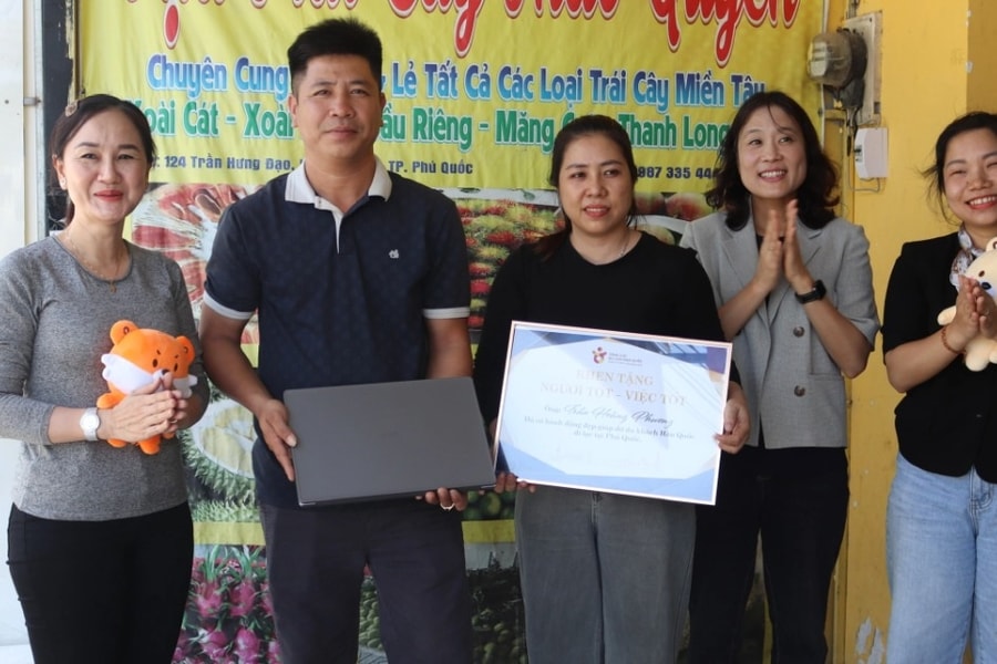 Tổng cục du lịch Hàn Quốc đến Phú Quốc cảm ơn chủ quán tìm cụ bà đi lạc