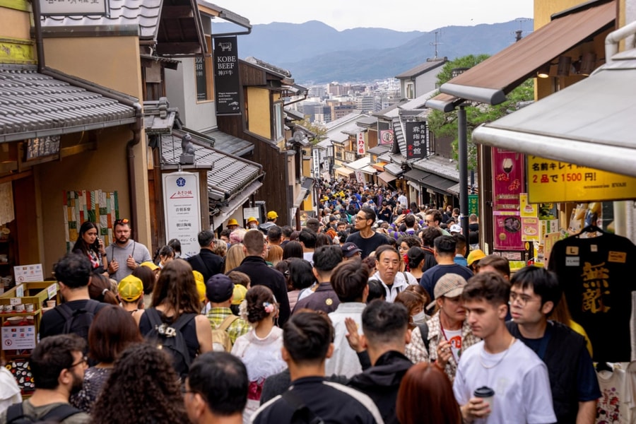 Những điểm tham quan khách chen nhau tìm chỗ đứng ở Nhật Bản