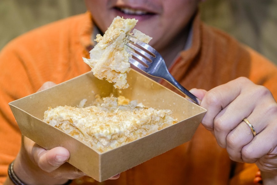 Chiếc bánh ngọt hút gần 2.000 người chờ mua