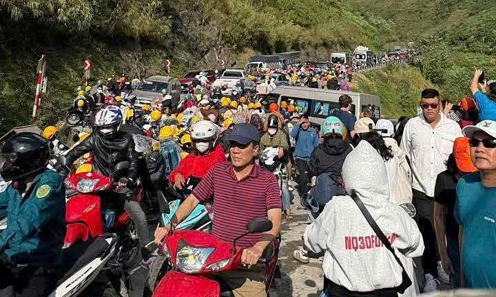 Tắc đường, 'cháy' phòng ở Hà Giang vì khách đổ về cuối tuần